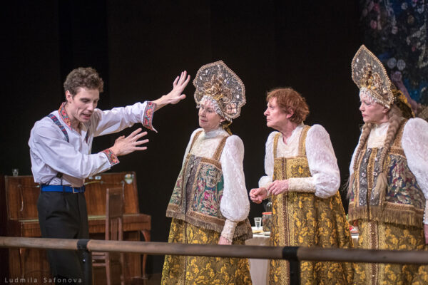 Спектакль «Баба Шанель», театр им.Е.Вахтангова. «В темноте, но на сцене…»