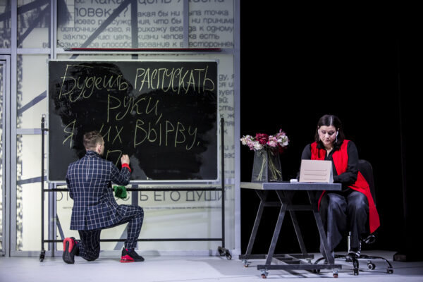 «Всем кого касается», театр Сатирикон. Всю жизнь мы учимся в одном огромном классе