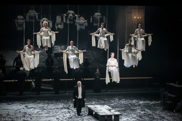 «Неглавные» герои спектакля «Евгений Онегин» в театре им. Е.Вахтангова