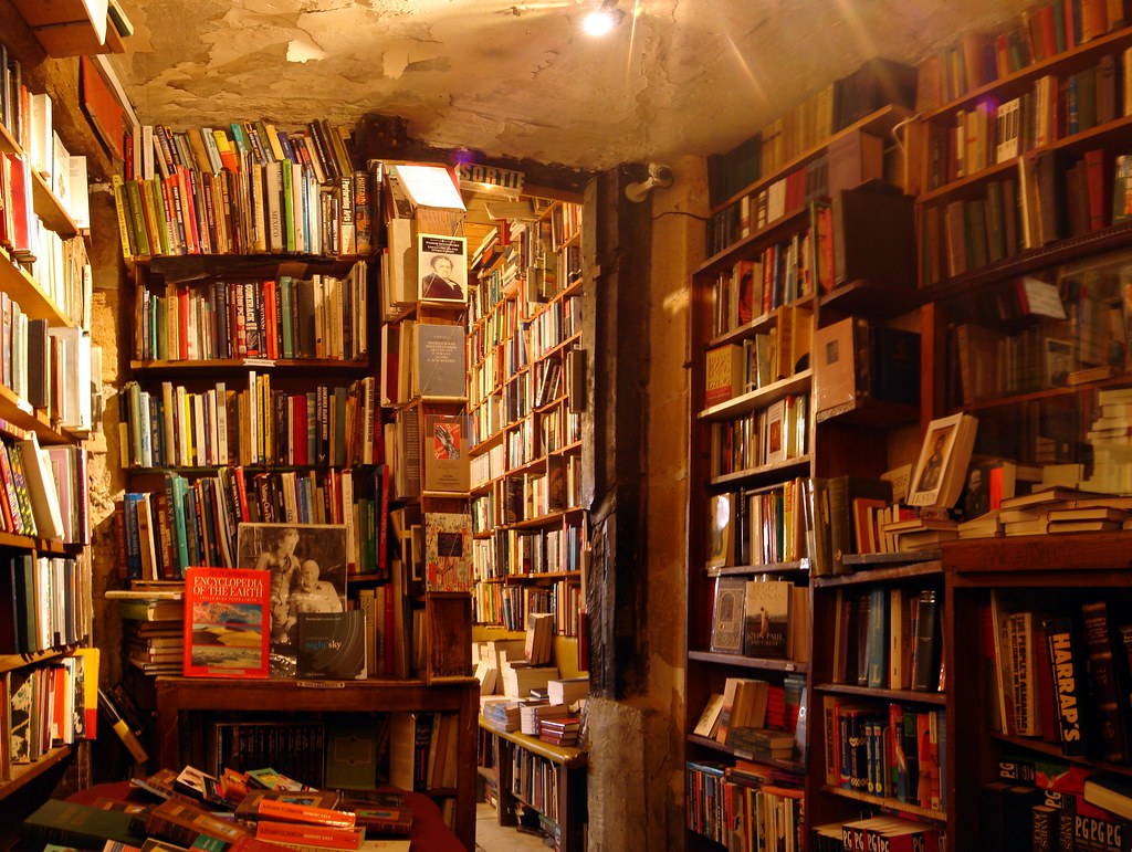 Books were set in. Книжный магазин Shakespeare and Company в Париже. Старые книжные полки. Комната с книгами. Комната с множеством книг.