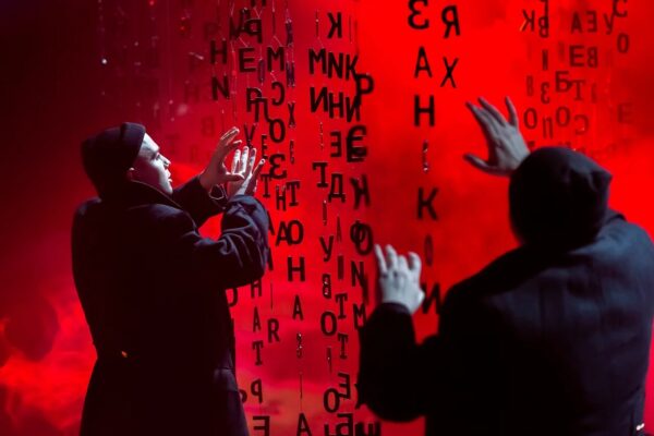 Серая шаль равнодушия, спектакль «Циники», Театр на Юго-Западе.