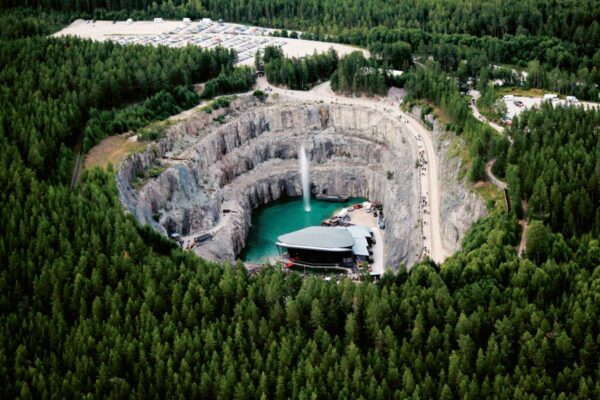 Необычные театры мира: покупайте билет за продукты, спускайтесь в карьер, гуляйте по холмам и уютно чувствуйте себя в мельнице