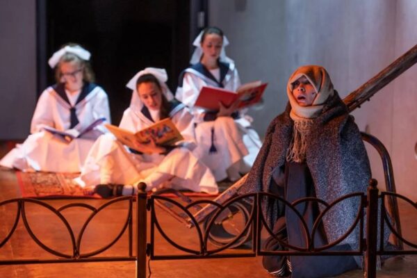 Двоичный код «Книги Серафима» в Электротеатре