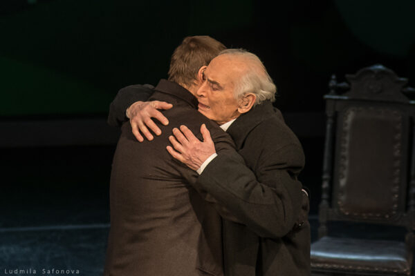 «Последние луны» в театре им.Е.Вахтангова. Уйти, чтобы остаться