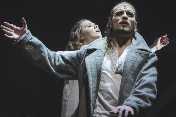 Сладость и горечь поэзии в премьерном спектакле Романа Виктюка «Отравленная туника»