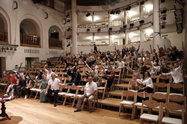 Игра в куклы, подсчет стульев и кони за окном. Театр «Школа Драматического Искусства» открывает сезон