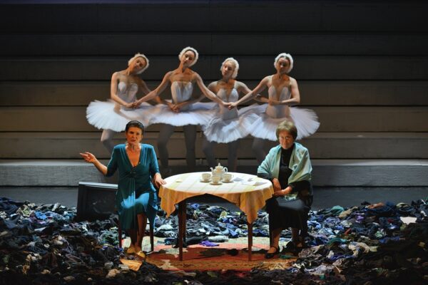 «Время секонд хэнд» Омского театра драмы на Платоновском фестивале