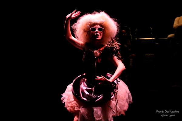 Любовь – причина всех недугов, она же – лучшее лекарство. Спектакль «Лекарь поневоле» в Театре Наций