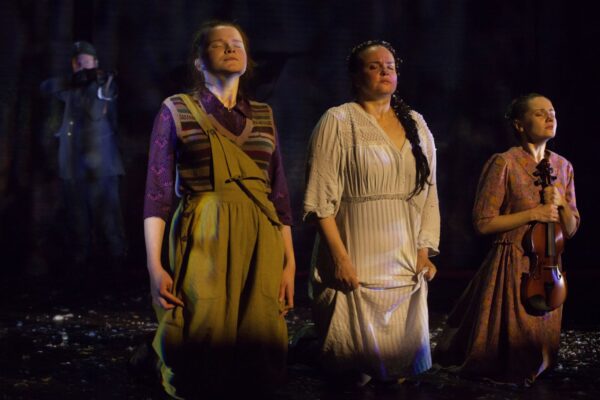 Иначе — война, спектакль «Человек с глазами Моцарта», театр «Модерн»