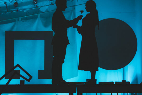 Как вечная женщина встречает вечную войну. Спектакль «Кони за окном» в театре «Школа драматического искусства»