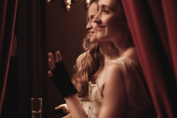 Стать свидетелем убийства, побывать на свадьбе Чайковского, подслушать разговоры Чехова и многое другое в спектакле «На Трубе» в Школе Современной Пьесы