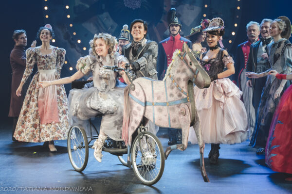 Все дело в шляпе! Премьера спектакля «Соломенная шляпка» в театре им.Вахтангова. Фоторепортаж