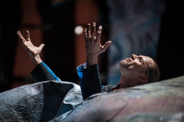 Только в безумии счастье и мудрость. Спектакль «Мелкий бес» в Театре Романа Виктюка