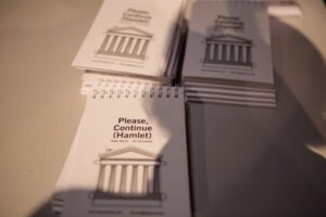 Подробнее о статье Встать! Суд идет! Онлайн спектакль «Пожалуйста дальше (Гамлет)»