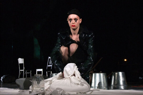 Как возлюбить ближнего, как самого себя? Спектакль «Добрый человек из Сезуана» в театре им. А. Пушкина