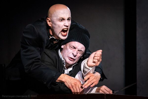 Между взрослыми и жизнью. «Сын» Юрия Бутусова в Российском академическом молодёжном театре