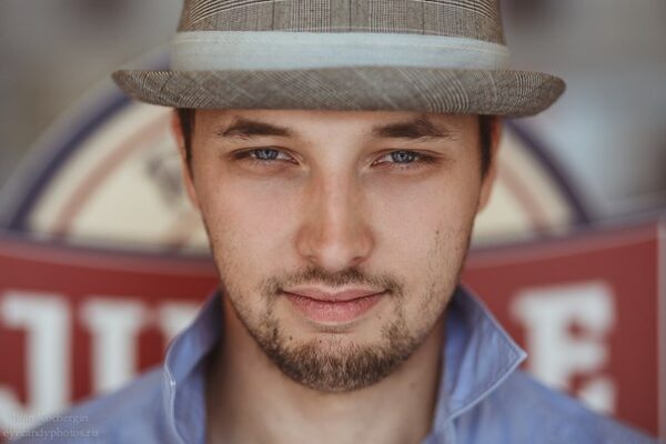 «Хочется, чтобы то, что ты делаешь, откликалось у зрителя». Интервью с режиссером Антоном Оконешниковым