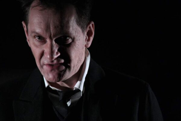 Свет разума сквозь мутное стекло. Моноспектакль «Записки сумасшедшего» в Театре Вахтангова