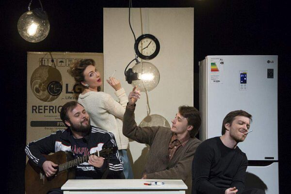 Портфель, пиджак, винил и другие герои времени. «Сергеев и городок» в Театре Вахтангова