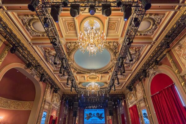 Экскурсия «Мифы и легенды Дома на Трубе» в театре «Школа современной пьесы» и встреча с художественным руководителем Иосифом Райхельгаузом