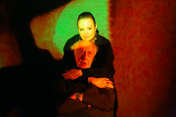 Смысл в том, что смысла нет: «Мама» Ильи Мощицкого в Театре им. Ленсовета