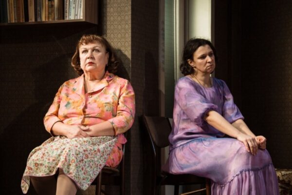 «Жизнь есть благо. Я счастлива. Я довольна. Расслабляемся…». Спектакль «Под одной крышей» в Московском государственном театре «Ленком Марка Захарова»