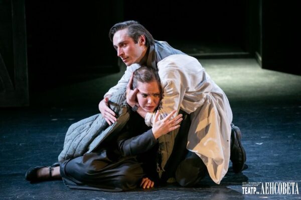 «Жизнь — сапожок непарный» в Театре им. Ленсовета: семь пар железных сапожков