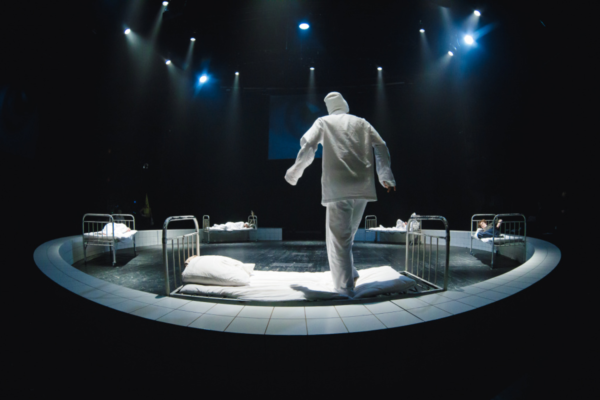 «Я сижу на берегу» (потому что встать не могу): спектакль Романа Кагановича в «Балтийском доме»