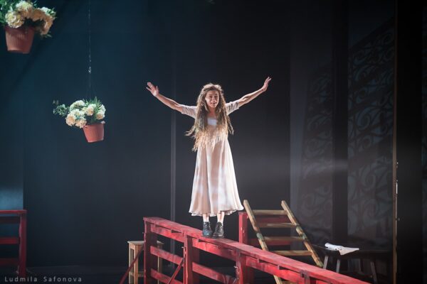 Чудесные метаморфозы в спектакле «Дурочка», театр им.Вахтангова