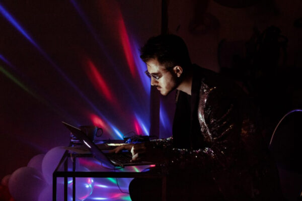 «Ритм два-ноль-ноль-ноль»: спектакль-вечеринка DJ NIKISSA