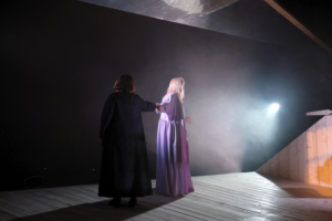 Подробнее о статье Мечты о возвращении к прошлому. «Августовские киты» в Театре на Васильевском