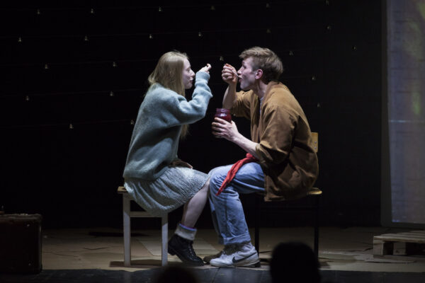 Сюита для быта, души и колокольчиков. «Общага на крови» — первый постоянный спектакль петербургского «Невидимого театра» в Москве