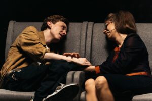 Подробнее о статье Не хочу решать, не хочу играть, хочу к маме: спектакль «Бумерит» Такого театра