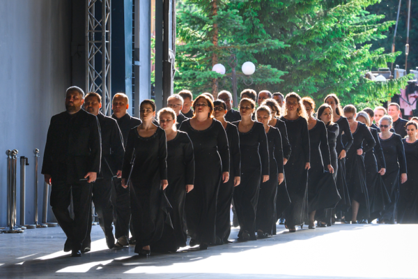 Любовь и удивление на рассвете: хор Parma Voices на Дягилевском фестивале