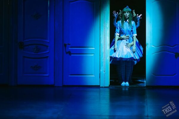 Не взрослейте, это ловушка! Спектакль «Алиsа» Красноярского ТЮЗа