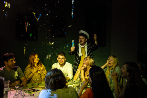 Дух эпохи: спектакль «12 стульев. фан фикшн» в рамках выставки «НЭП: хлеба и зрелищ!»