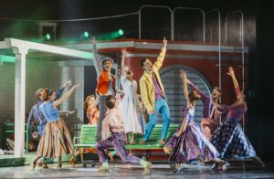 Подробнее о статье Мюзикл «Винил» в Мюзик-Холле: успех стиляг на театральной сцене