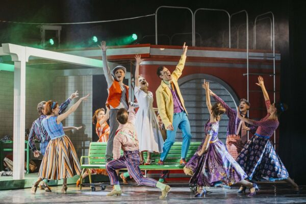 Мюзикл «Винил» в Мюзик-Холле: успех стиляг на театральной сцене