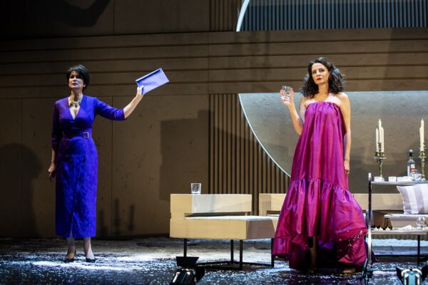 «Я сойду с ума! Смотрите!» Премьера спектакля «8 любящих женщин» в Театре Моссовета