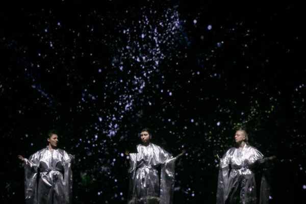 Я бы ответил для тебя на все вопросы вселенной, но я просто код. Спектакль «Я странная, я новая» — премьера в театре «Практика»