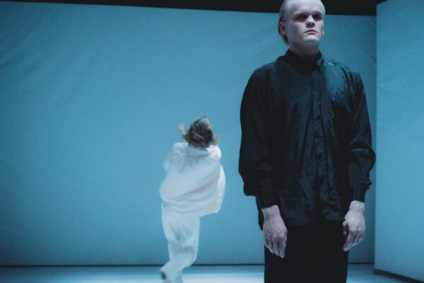 Ясно, что ничего не ясно: спектакль ZAVIST’ как любопытный пример медийного проекта