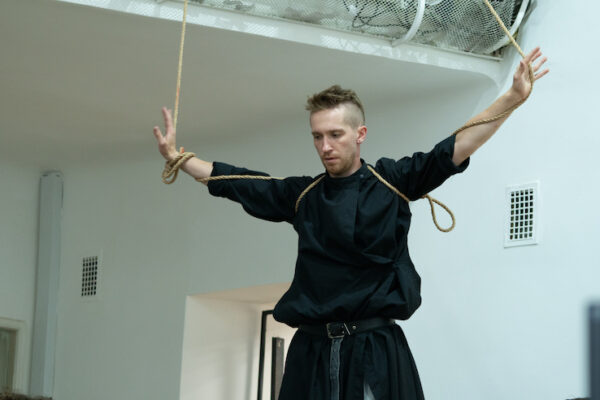 60 исполнителей на одной сцене: новый спектакль Владимира Панкова