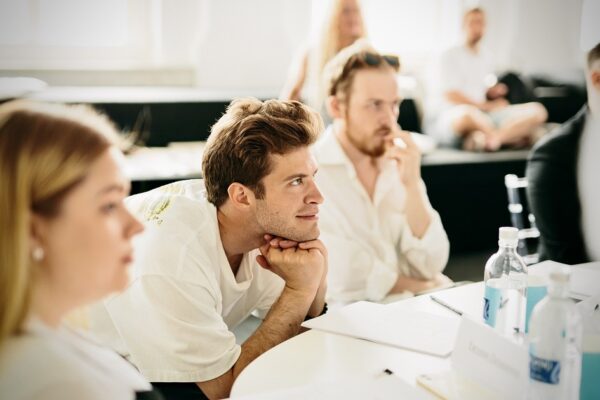 Ну очень смешная комедия о нашей жизни. Арт-платформа открывает сезон премьерой злободневного спектакля в стиле гротеск.  Когда: 16 и 17 сентября