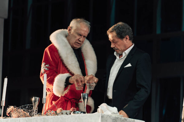 Неновогодняя история за новогодним столом. Премьера спектакля «И вас с наступающим!», Центр театра и кино под руководством Никиты Михалкова