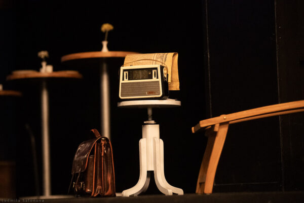 Булочка, зонт и коробка леденцов. В Ленкоме Марка Захарова поставили «Старомодную комедию»