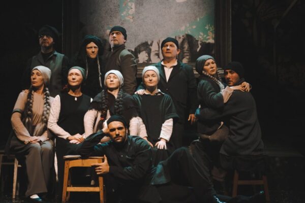 Жить как можно дольше. Премьера Татьяны Тарасовой «С неба упали три яблока» по роману Наринэ Абгарян