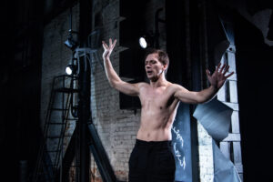 Подробнее о статье Премьера в Театре Вахтангова. Спектакль «Самоубийца». Фоторепортаж