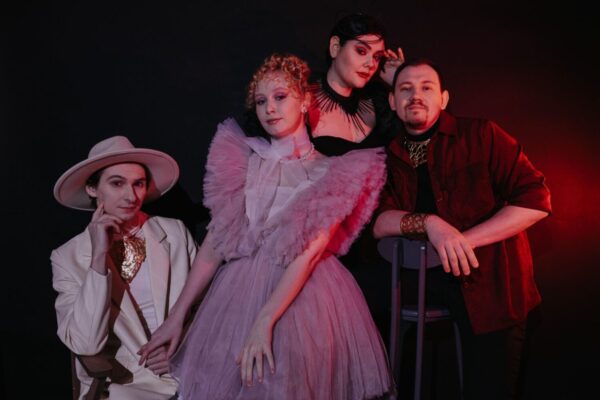 «Километровый текст и минута времени»: Дима и Яна Мамоновы про постановку иммерсивных шоу и спектакль «Во имя любви» 