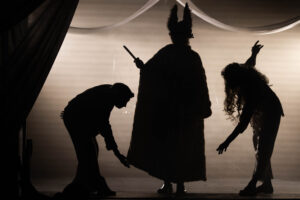 Подробнее о статье <strong>«Короткая и длительная пьеса, весёлая трагедия притом». Антон Яковлев представил в Театре имени Гоголя «Сон в летнюю ночь»</strong>