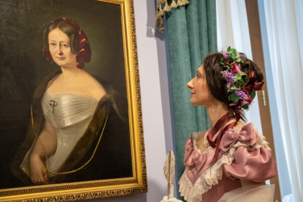 Выставка «Выход в свет. Балы и салоны в Москве XIX века»